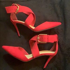 Red Raquel pump